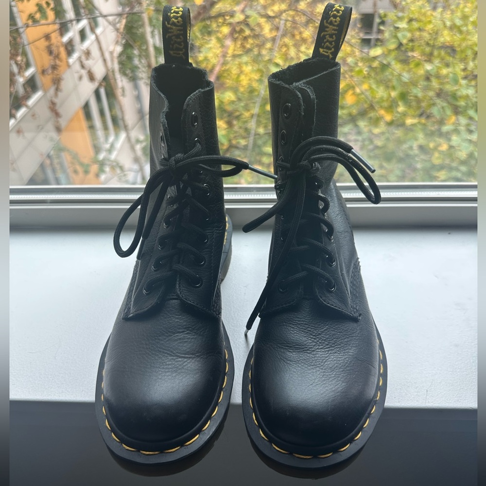 1460 Women’s Pascal Virginia Leather Dr. Martens